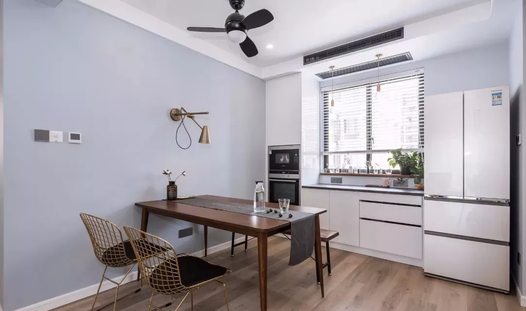 120平北欧三居室整个空间十分敞亮。