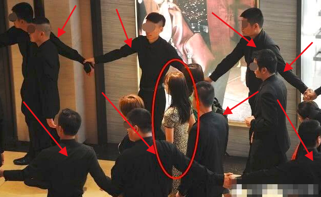 #央视#把央视批评当“耳旁风”，保镖人数超过“特朗普”，网友：真把自己当国宝？