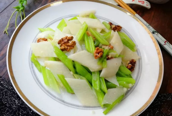 「山药」大鱼大肉吃腻了，多吃些青菜，清理下肠胃！