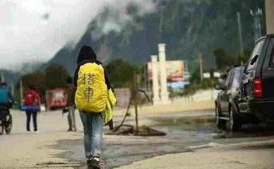 「川藏公路」川藏线上，有人高举求“RB”牌子，是什么意思？