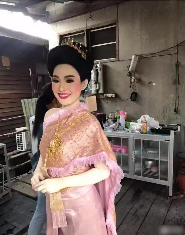 『』泰国的化妆术“全身美白”，看来一整天只光顾着化妆和卸妆了，哈哈哈！