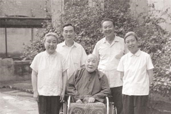 马寅初|中国首个提出“计划生育”的人，自己却娶2个妻子，生下8个儿女
