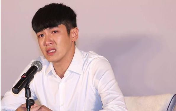 「张耀扬」唯一一个吸毒被抓没挨骂的艺人,网友一阵狂嗨,媒体报道都不正经了