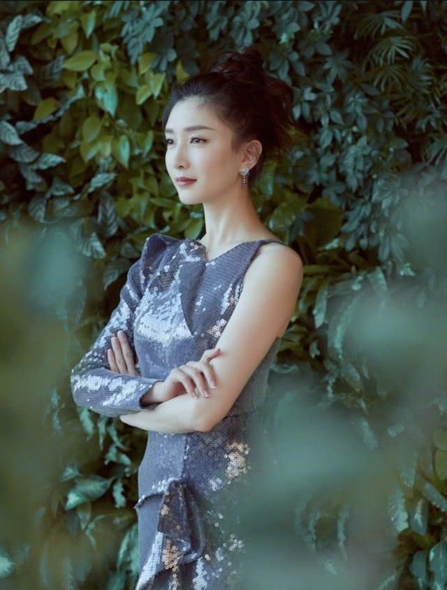 「江疏影」江疏影烈焰红唇，尽显魅力，穿黑色长裙气场全开