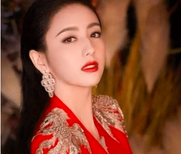佟丽娅|佟丽娅被喊“全班最丑”，原本以为是自谦，看合照：这是什么神仙班级