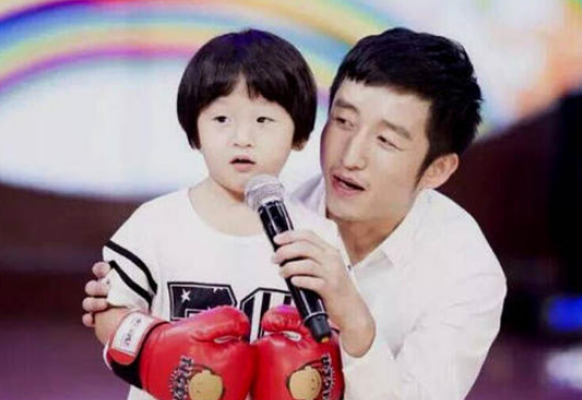 『刘德华』刘德华和邹市明夫妇合影,表面上看似很亲密,背后镜子却说明一切