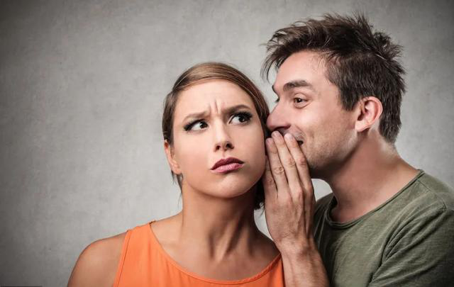 『』一个中年人中肯地告诫：千万别告诉同事，你有工资以外的收入来源