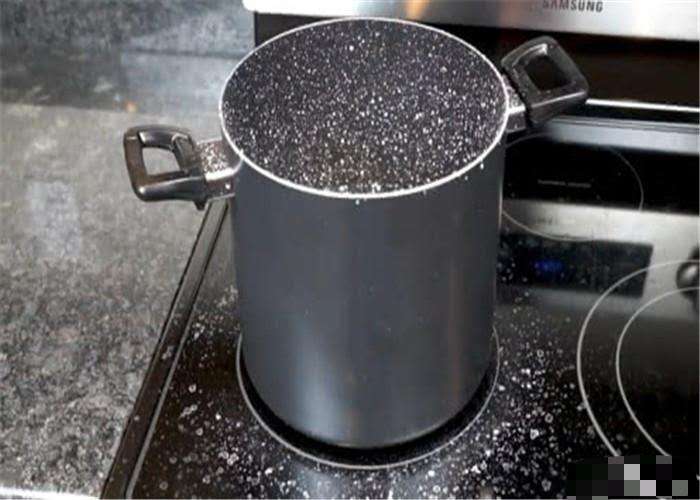 船员:出海的船员为什么不喝海水?看看海水烧干后的样子,谁敢喝?