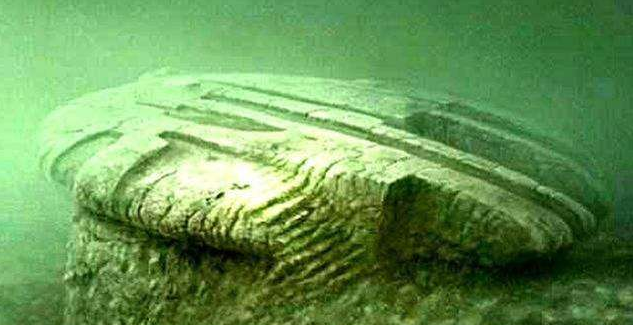 科学家：?海底拍到外星飞船？60米巨型金属异物，令电子设备都失灵了！