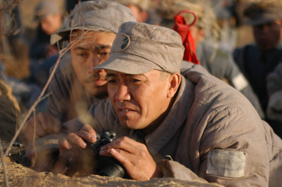 [江玉燕]新版《亮剑》抹发胶、戴耳钉, 打完仗衣服崭新, 李幼斌6个字评价