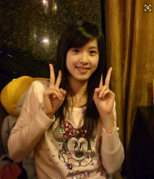 「赵露思」还记得那个火爆网络的剪刀手女孩吗？如今已经亭亭玉立，比小时候还要漂亮了