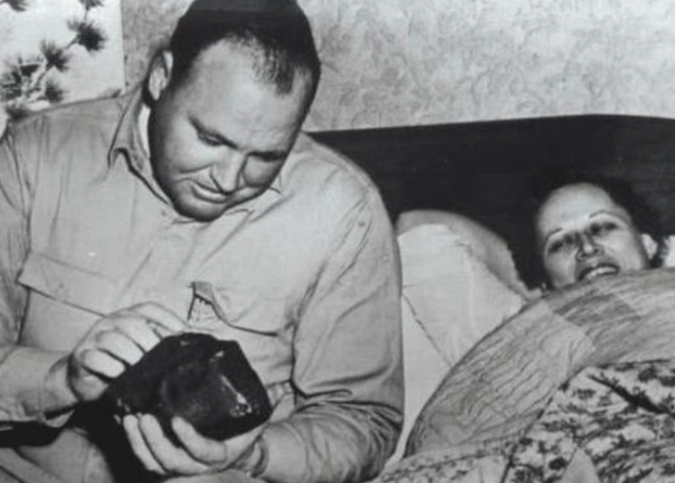 【陨石】世界唯一幸运儿，被7.7斤陨石砸中，人没事陨石归她每克728美元