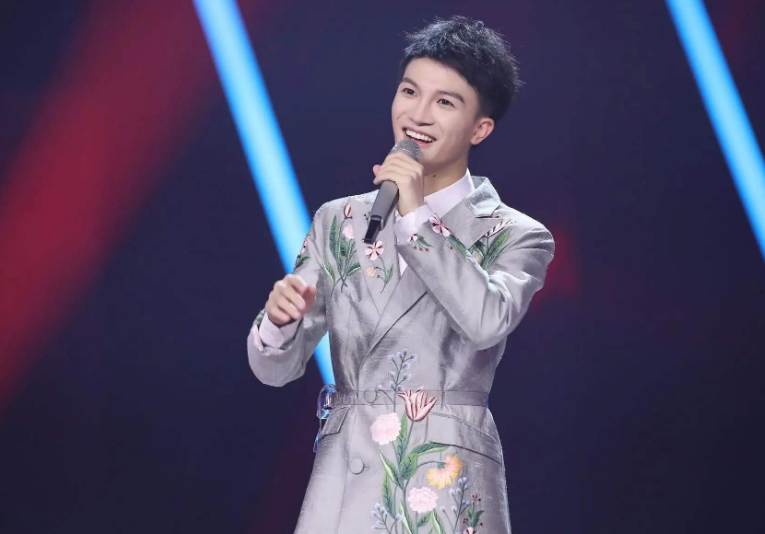 周深|周深参加乐队的夏天，和木马乐队合作的《她是暗淡星》，太好听了