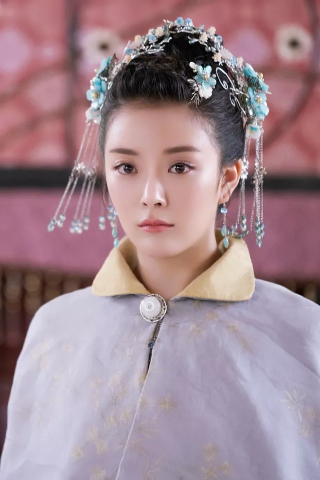 杨紫|满头珠子头饰的古装美人：有人美若天仙，有的却很雷人，你喜欢谁