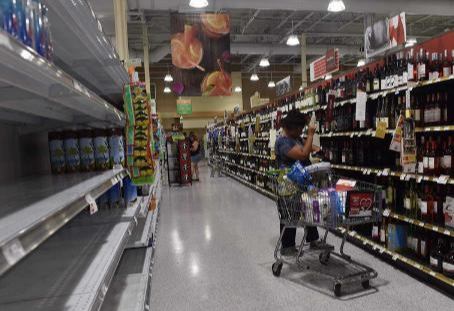 【关税】美国又被打脸！特朗普拿老婆当“台阶”，免除中国出口关税，被中拒绝！