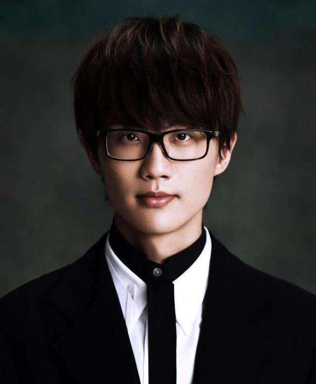 【许嵩】国内唯一不混娱乐圈的男歌手，从不宣传演唱会，却场场一票难求！