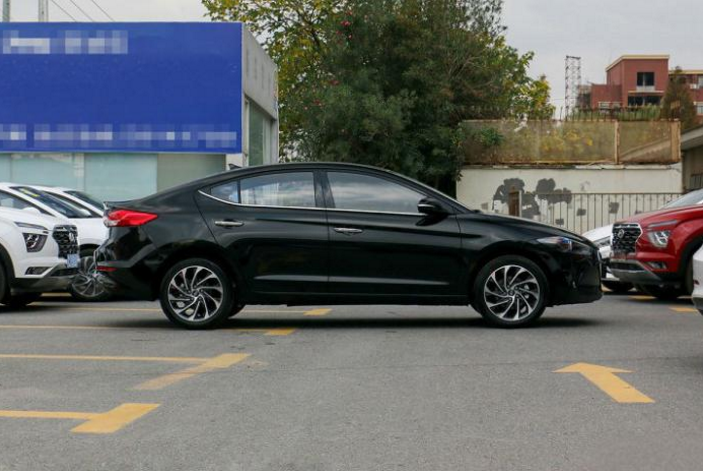 别克英朗：8万还看三缸别克英朗？这合资车四个缸，轴距2米7，百公里油耗5.5L