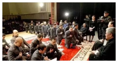 赵本山：赵本山那些年到底有多霸气？怀中抱美人都不算事，图六才是亮点