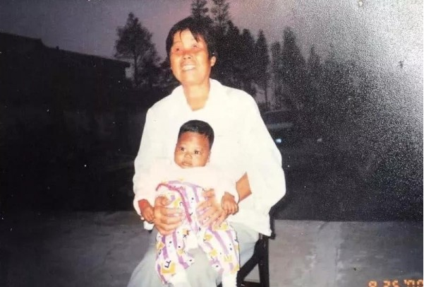 颜夕趣史|上海阿婆在草丛捡到一黑人男婴，好心收留抚养20年，现状如何？