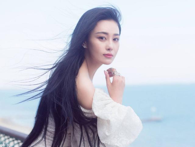 张馨予|张馨予婚后真实生活！经常独自一人在家，何捷在岗位执勤！