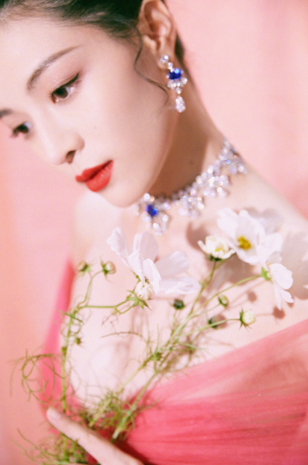 钟楚曦|钟楚曦“巴洛克”大片曝光，举手投足光彩夺目，美如画中人！