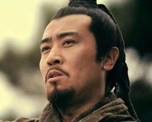 青梅煮酒论英雄，曹操怎么可能在刘备的面前只说自己是英雄呢？原因很简单！