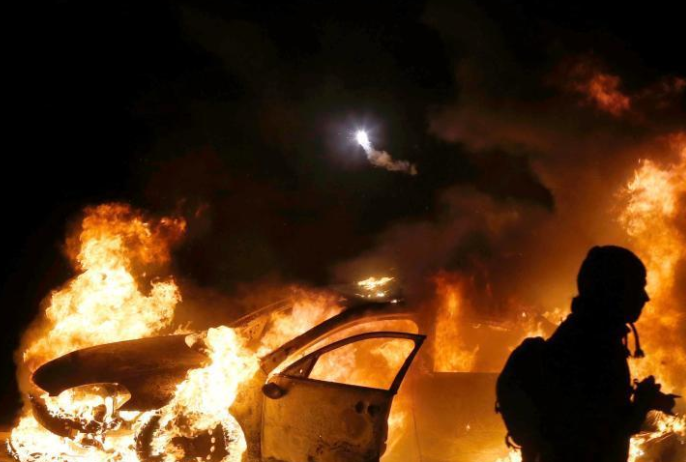 「美国」截止5月29日晚上21：40，美国终于压不住，美国黑人开始暴乱了！