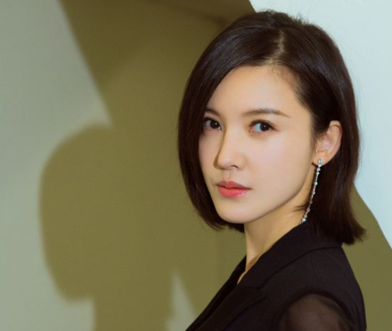 「整容」赵薇亲手把她捧红，她却迷恋上“整容”？现在的她你还敢认么？