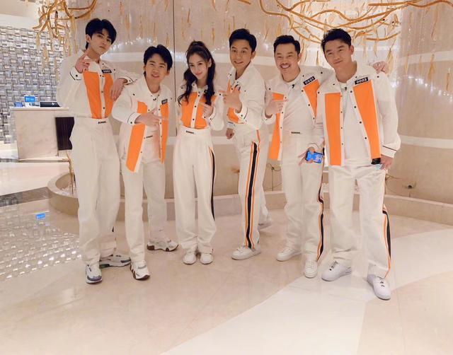 郑恺▲新一季《奔跑吧》大合影公布，蔡徐坤腿长似“巨人”，郑恺胖到160斤