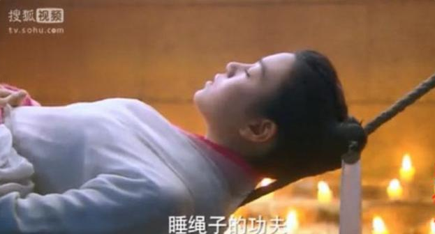 小龙女|三个版本的小龙女“睡绳子”，一人天然仙，一人却让网友操碎了心