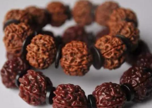 「金刚菩提」高价收藏的一串50年爆老金刚，被敲开后，玩友傻眼了