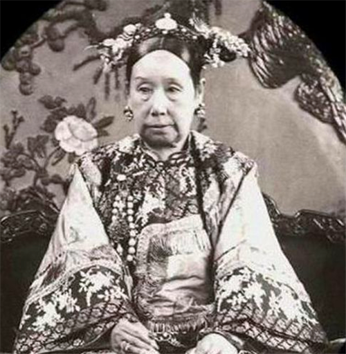 #慈禧太后#慈禧临终，把张之洞叫到床榻前，留下2个遗嘱，把他吓得脸色发白