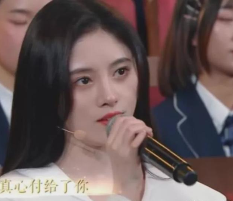 [鞠婧祎]宛如“整容”，央视镜头下的鞠婧祎离开10级美颜后：给这脸跪了