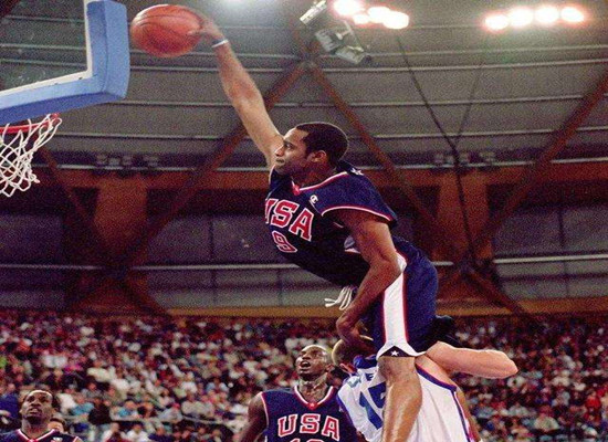 #扣篮#弹簧人是有多恐怖，拉文对上他们都要低头，谁才是弹跳最好的球员