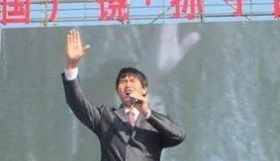 「朱之文」大衣哥朱之文搬家, 永远退出娱乐圈! 被曝遭同村人欺负追打