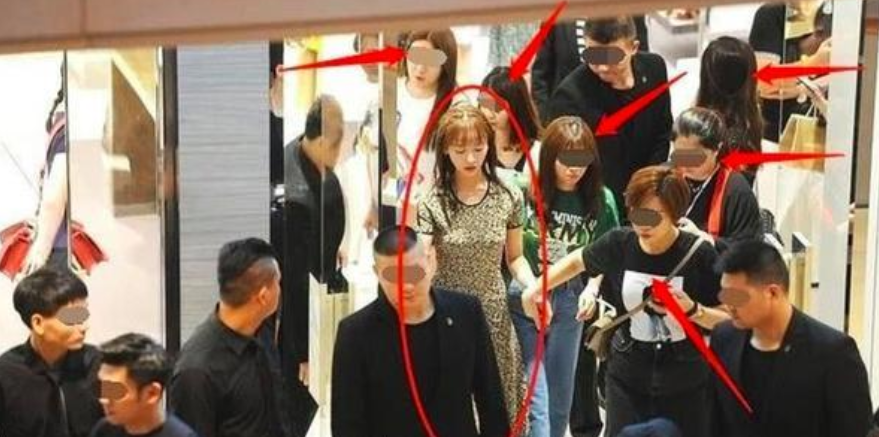 央视|竟然带6个贴身助理30多个保镖出门，被央视提出批评后，她就是“不知悔改”！