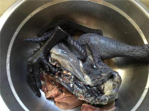 【红枣】红枣黑豆乌鸡汤的做法，营养丰盛味道好，做法简单汤浓肉嫩