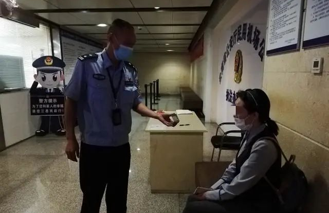 话晴空|欠5000万被“限高”，女子用这漏洞多次坐飞机，结果被罚款8万元