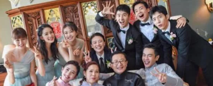 张若昀▲张若昀的家庭堪称娱乐圈最乱，父亲五次离婚，现如今后妈是90后