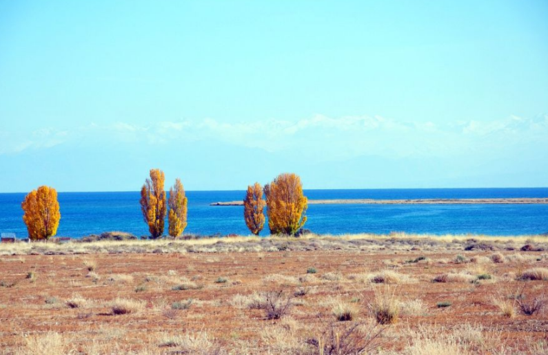 「塔里木盆地」塔里木盆地旁有个“热海”，与我国仅一山之隔，我国却无法利用它