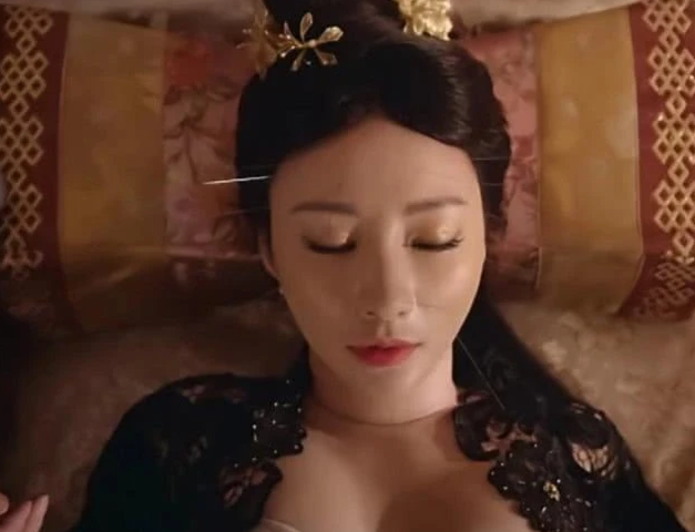 柳岩@柳岩演戏被“扎针”,只用表情就撑起了这整部剧,看起来十分陶醉啊!