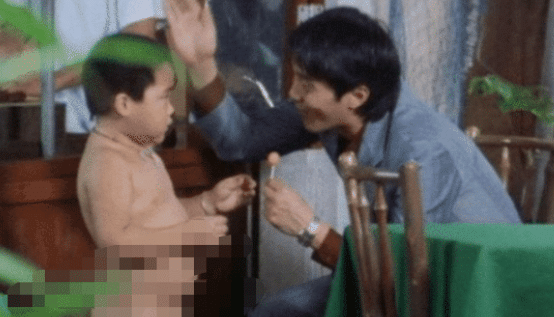 周星驰|还记得被周星驰“一弹”成名的小胖子吗？如今长大后帅到认不出！