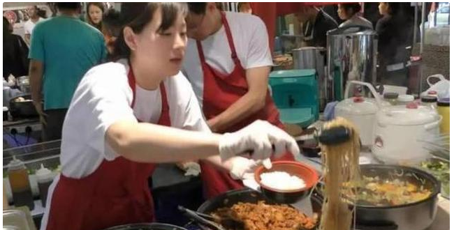 「减脂」年轻夫妻将这种小吃卖到了美国，15元一碗，老外们削尖脑袋抢购
