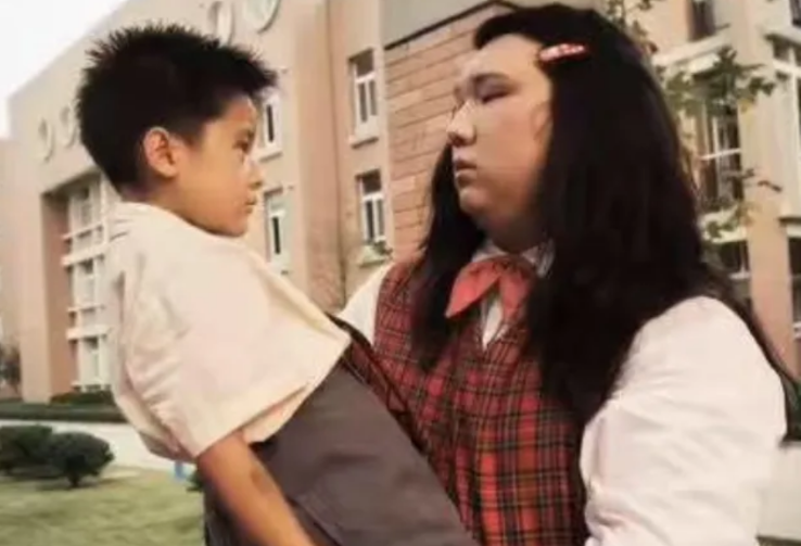 周星驰|12年前《长江七号》中的巨型班花，真实身份让人意外，也就星爷能请动