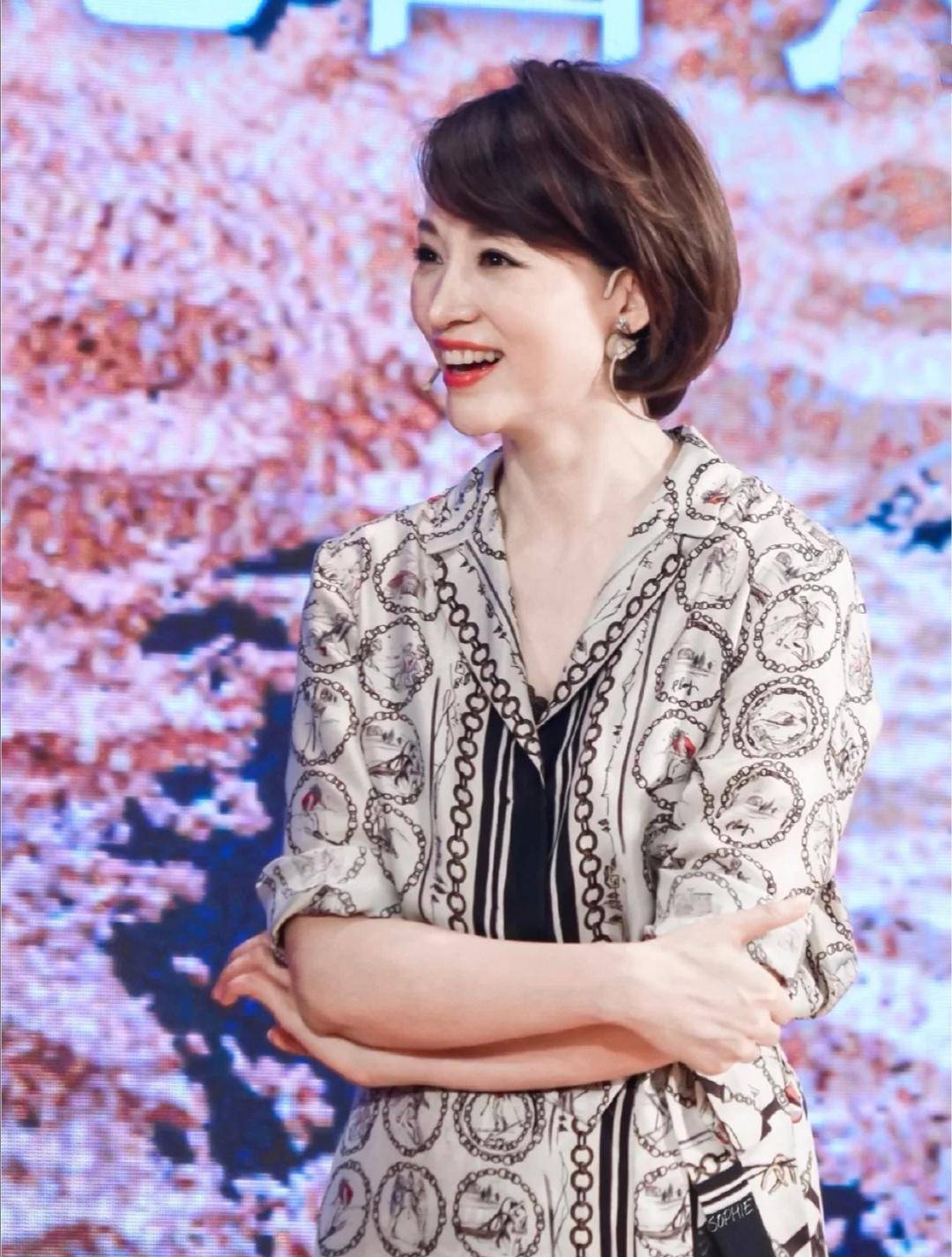 董卿|46岁的董卿一点不显老，浑然天成的气质太夺目，穿搭更让人羡慕