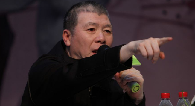 冯小刚|冯小刚难以掩盖愤慨：他电影我去客串，我邀请他时，他却表示有事不能来！