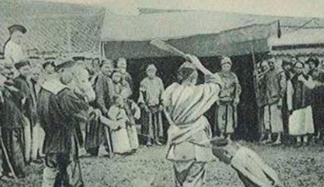 「刽子手」\晚清时期，刽子手砍头真实场景，令人唏嘘不已\