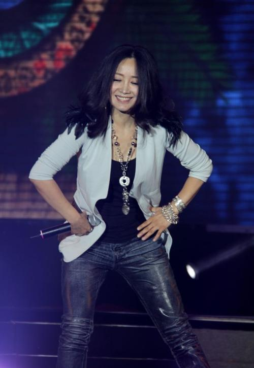 「春晚」曾连上4次春晚，与恩师同居怀孕被要求堕胎，如今51岁依然单身