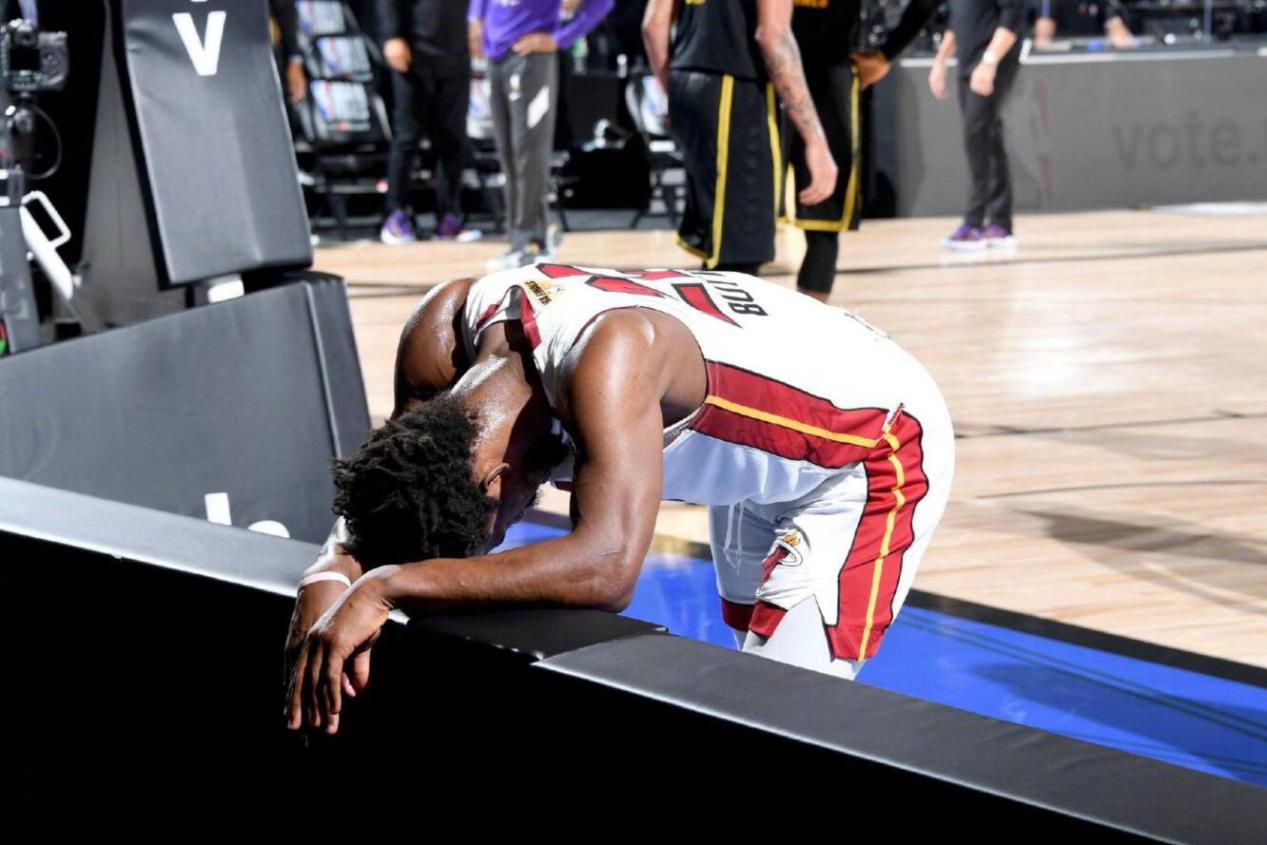 巴特勒|巴特勒面前的詹姆斯：有人天赋远高于你，而且还比你努力