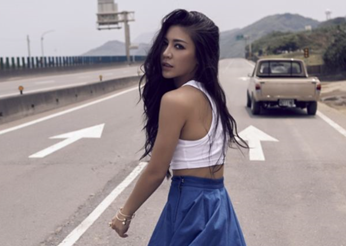 艾怡良▲当年她被那英淘汰，罗大佑现场收她为徒，今跟那英平起平坐